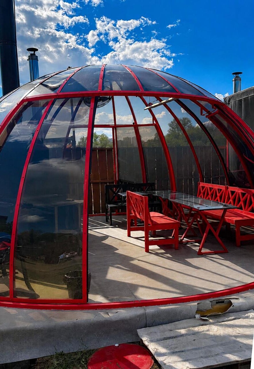 Красный прозрачный купол 6 с летней террасой и столом
